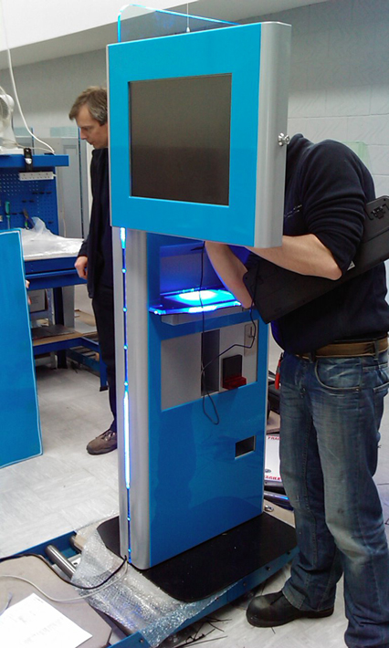 This kiosk, comes with interactive 19'' display. At the rear of the unit a large passive of interactive second screen could replace the static advertisment area.